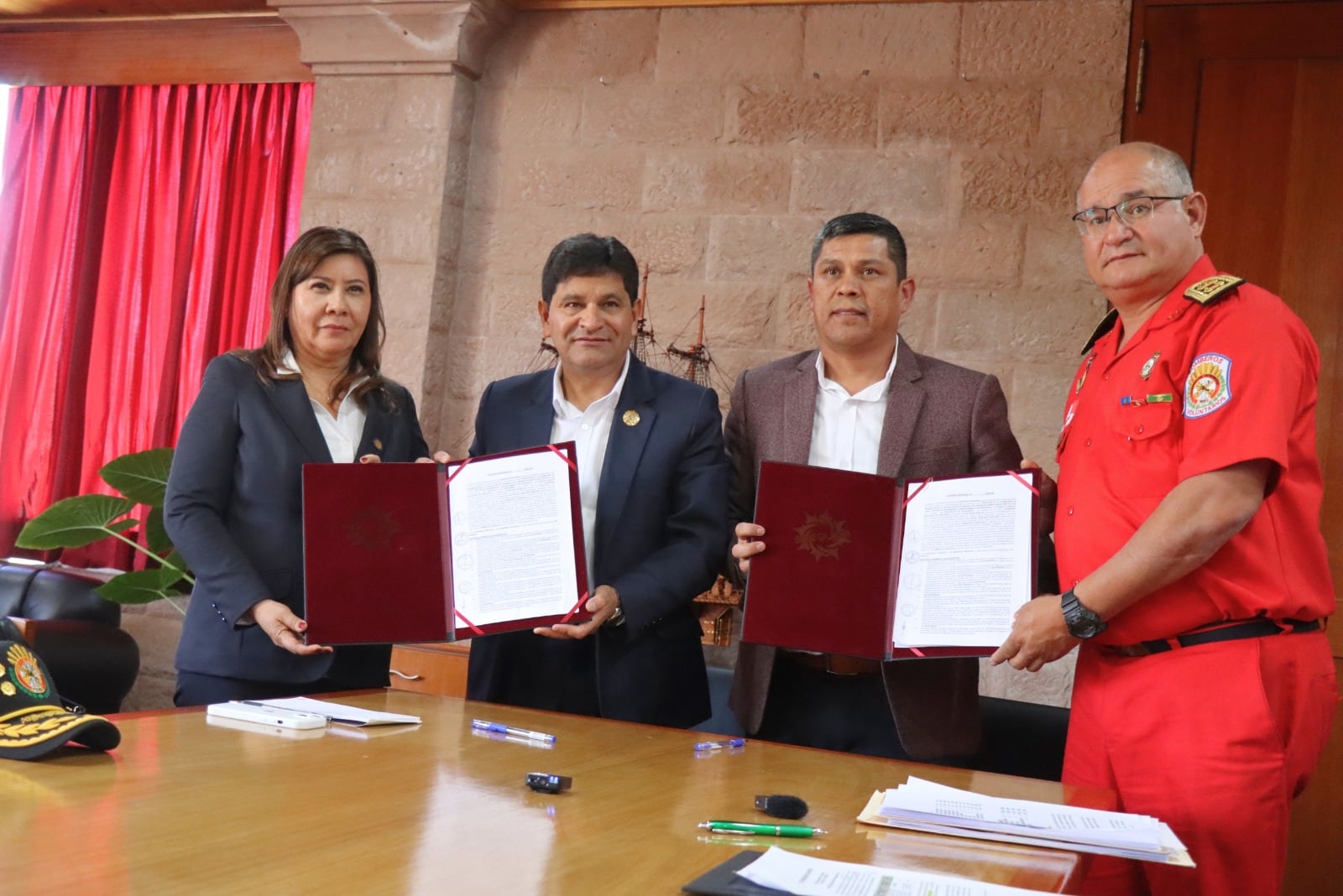 Firma de convenio se dio entre el GRA, la comuna de Yura y los bomberos. (FOTO: Difusión)