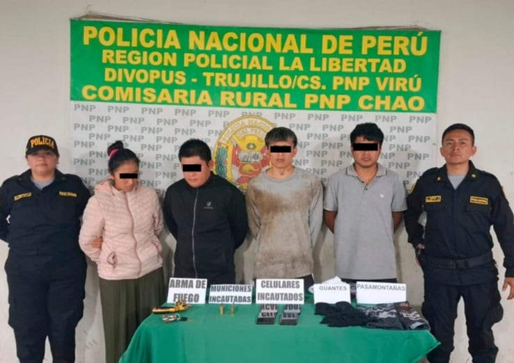 Se desplazaban en un auto y tenían pasamontañas, un arma de fuego y balas.