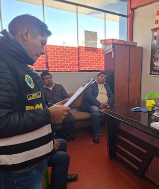 La investigación del Ministerio Público sostiene que los investigados habrían conformado una red dedicada a solicitar pagos indebidos para favorecer a conductores sancionados con infracciones de tránsito en Juliaca.