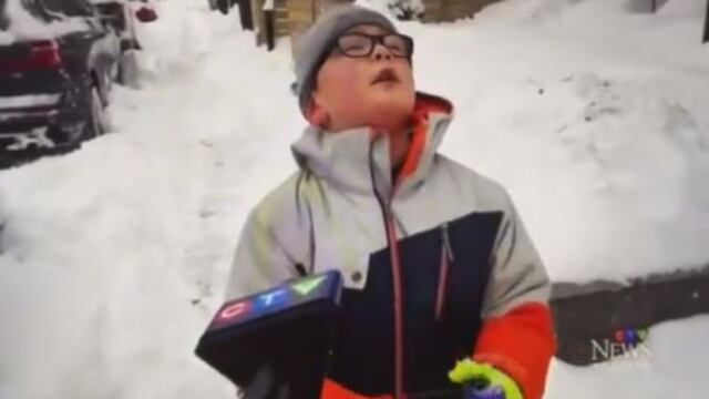 La peculiar queja de un niño tras quedar ‘exhausto’ por palear nieve