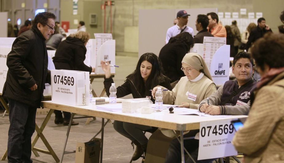 Electores peruanos registrados en el extranjero. (Foto: EFE)