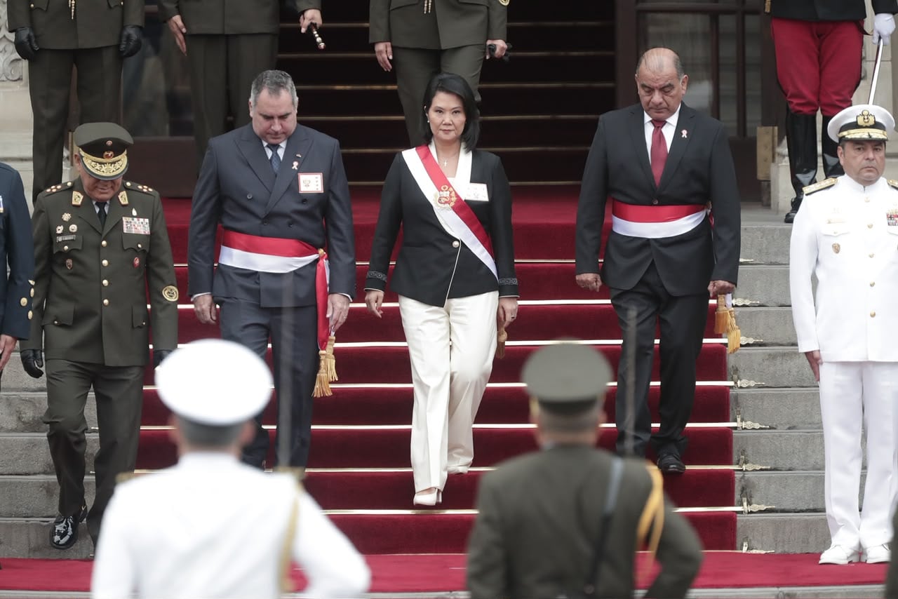 Keiko Fujimori acompañada por los ministros de Defensa, Rafael Belaunde, y el Interior, César Astudillo. (Fotos: Julio Reaño / @photo.gec)