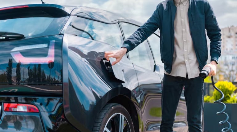 El aumento del tráfico urbano y las condiciones de financiamiento impulsan el crecimiento de los vehículos híbridos auto-recargables como alternativa eficiente y sostenible para los conductores peruanos. (Foto referencial: Freepik)