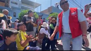 Congresista Edwin Martínez es abucheado durante desfile en Arequipa (VIDEO)
