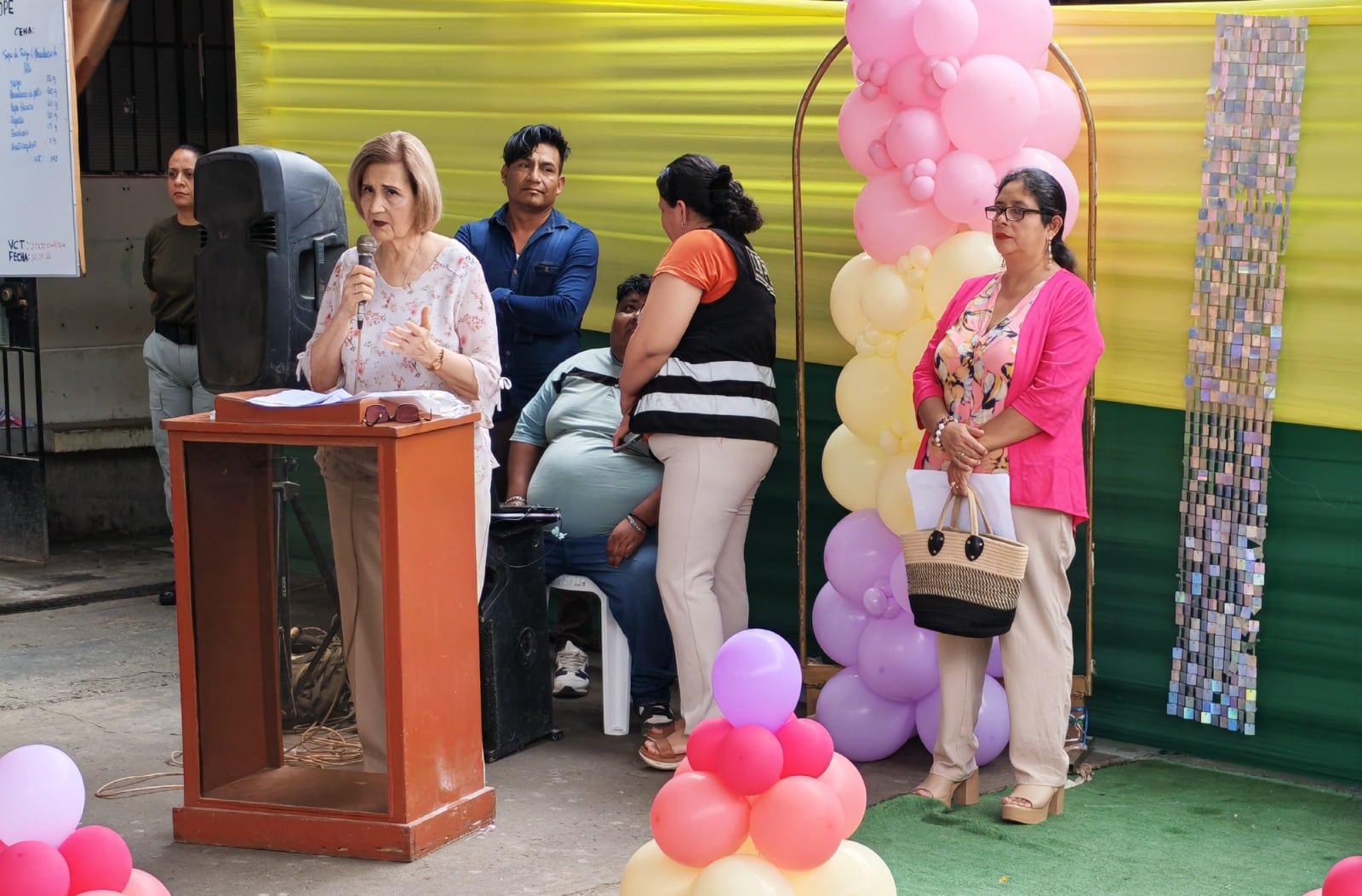 Luz Pacheco anunció que trasladará al ministro de Justicia su preocupación por el hacinamiento. Además donó libros.