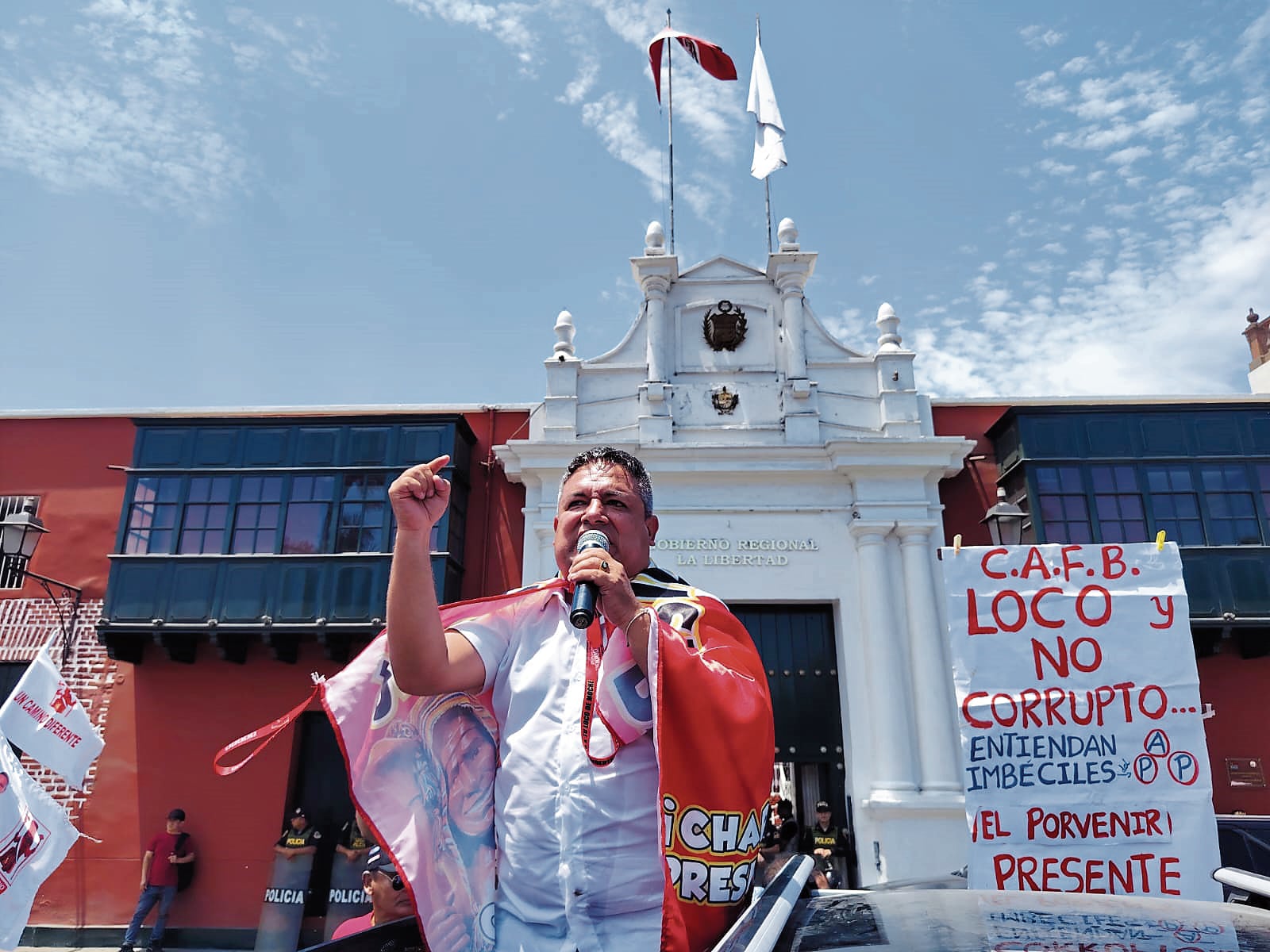 Fiel a su estilo, el también exalcalde de Moche prometió que militarizará la capital liberteña y que creará el Ministerio de Guerra para frenar el hampa. “Ni una bomba más”, dijo.