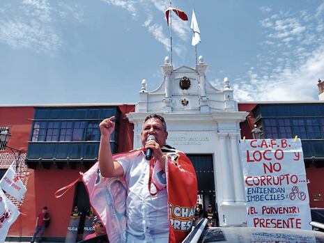 Arturo Fernández regresa a Trujillo y sigue en campaña