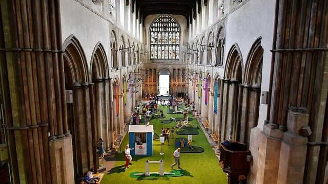 Iglesia: Instalan un minigolf en catedral para atraer fieles (VIDEO y FOTOS)