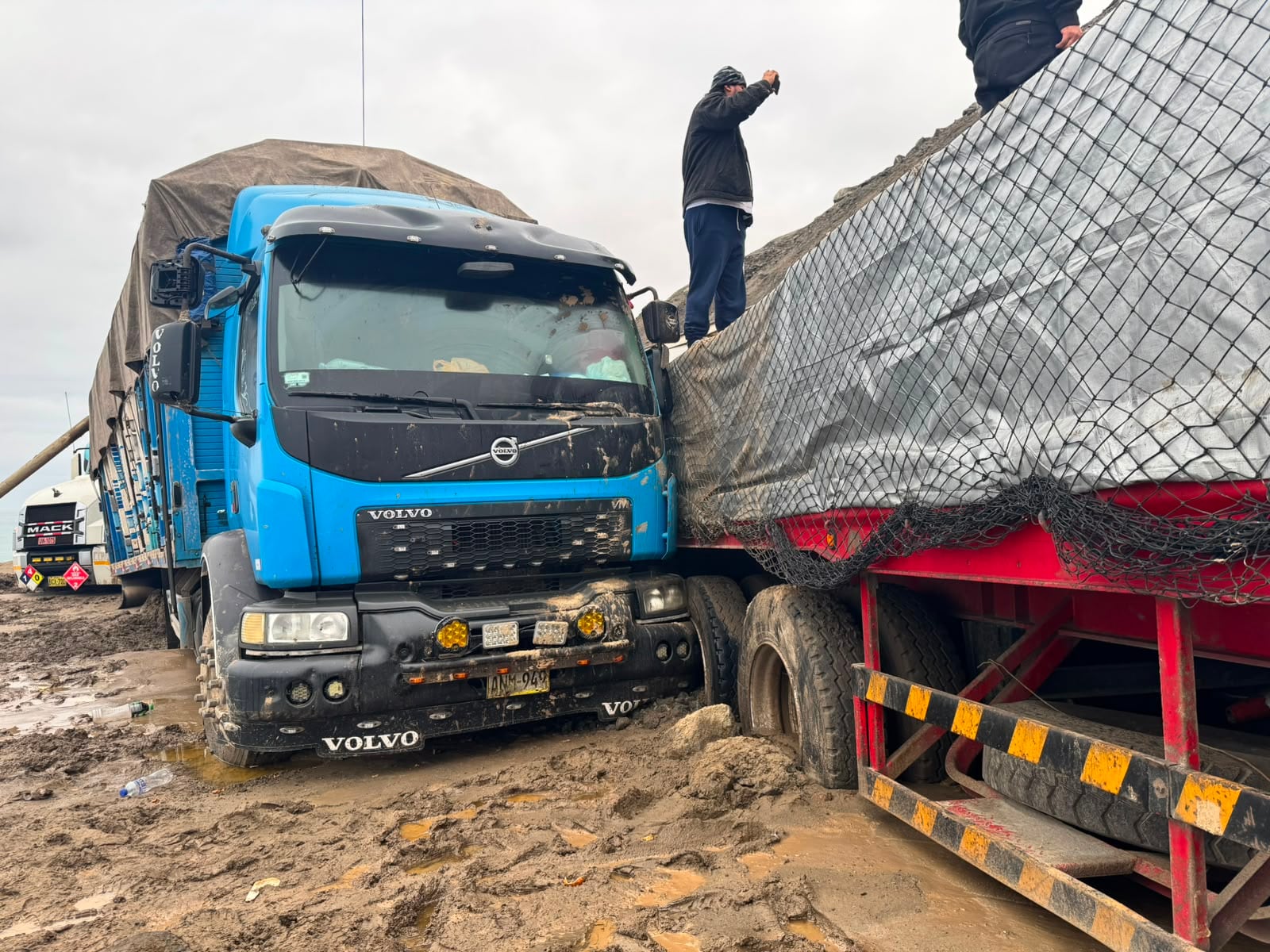 Así quedaron los camiones tras el huaico en la Panamericana Sur en Arequipa. Foto: Joe Arela.