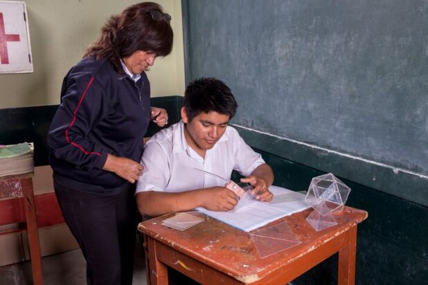 La primera acción a tomar por los padres debe ser la comunicación abierta y empática para identificar las razones del bajo rendimiento académico.