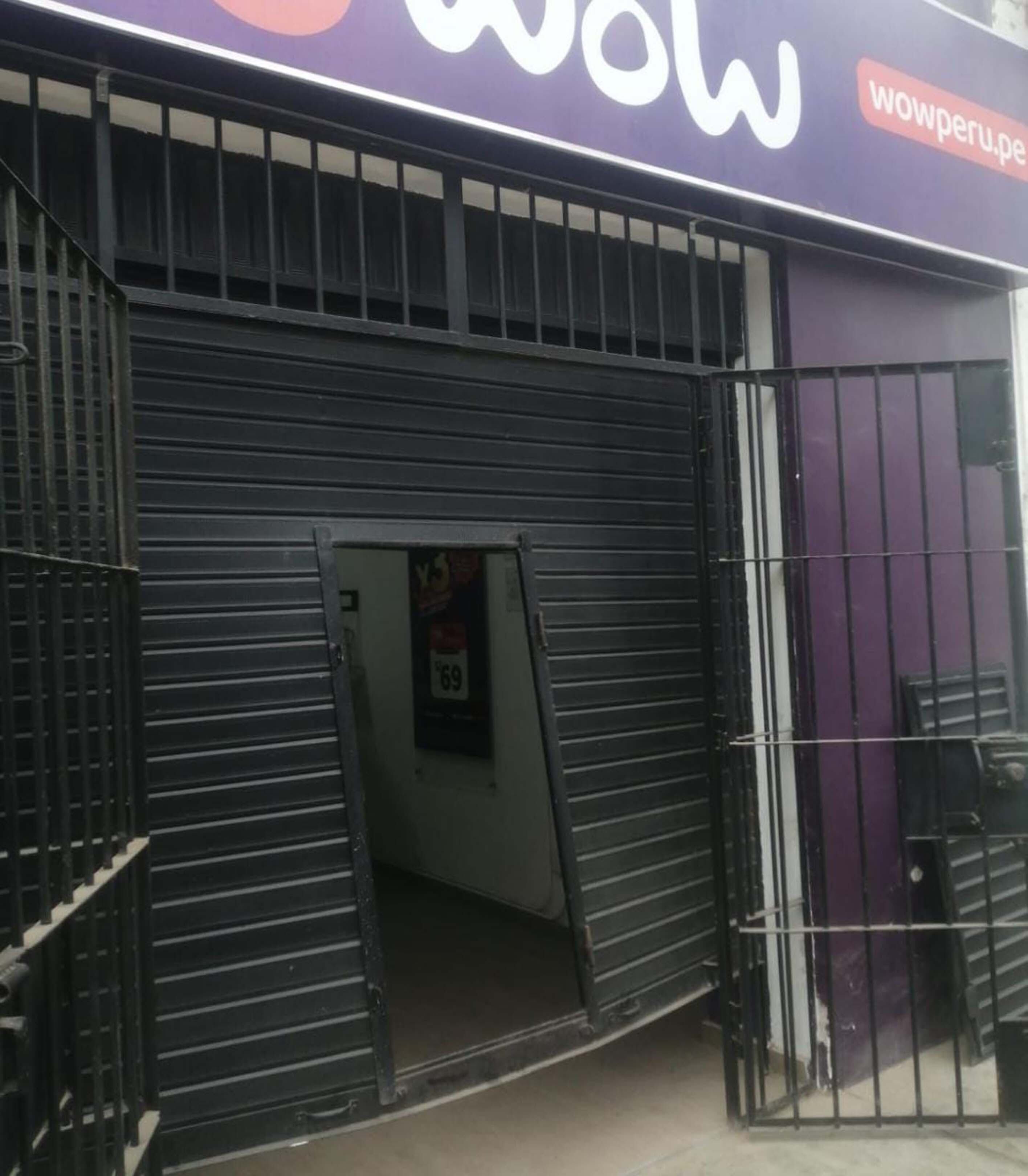 Vándalos fuerzan enrejado para robar en local comercial en Chincha.