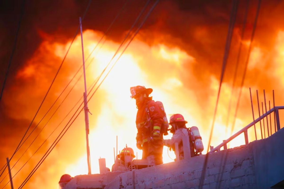 Las primeras horas de Año Nuevo concentran decenas de emergencias por incendios. Descuidos en el hogar y el uso de pirotecnia figuran entre las principales causas. (Foto: GEC)