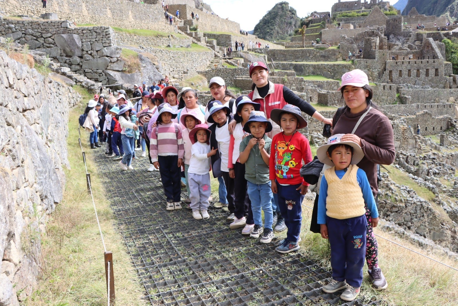 El Ministerio de Cultura recordó que las delegaciones escolares de primaria y secundaria procedentes de zonas de extrema pobreza pueden solicitar descuentos para visitar Machu Picchu. Los colegios deben tramitar el beneficio con al menos 60 días hábiles de anticipación y presentar documentación visada por la UGEL.