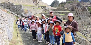El Ministerio de Cultura recordó que las delegaciones escolares de primaria y secundaria procedentes de zonas de extrema pobreza pueden solicitar descuentos para visitar Machu Picchu. Los colegios deben tramitar el beneficio con al menos 60 días hábiles de anticipación y presentar documentación visada por la UGEL.