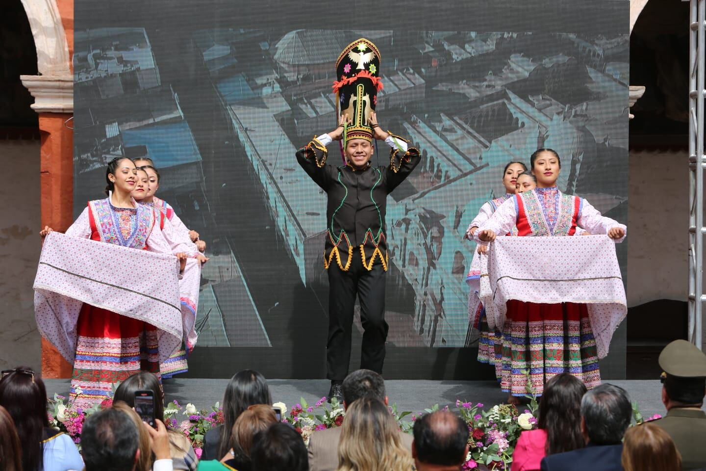 Danzas de otras provincias presentes en presentación del programa de festejos. (Foto: Leonardo Cuito)