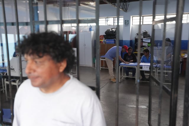 Se apertura las mesas de sufragio en el colegio San Luis Gonzaga de SJM, personas aún tienen quejas por el trabajo del personal de ONPE (Fotos: Julio Reaño/@photo.gec)
