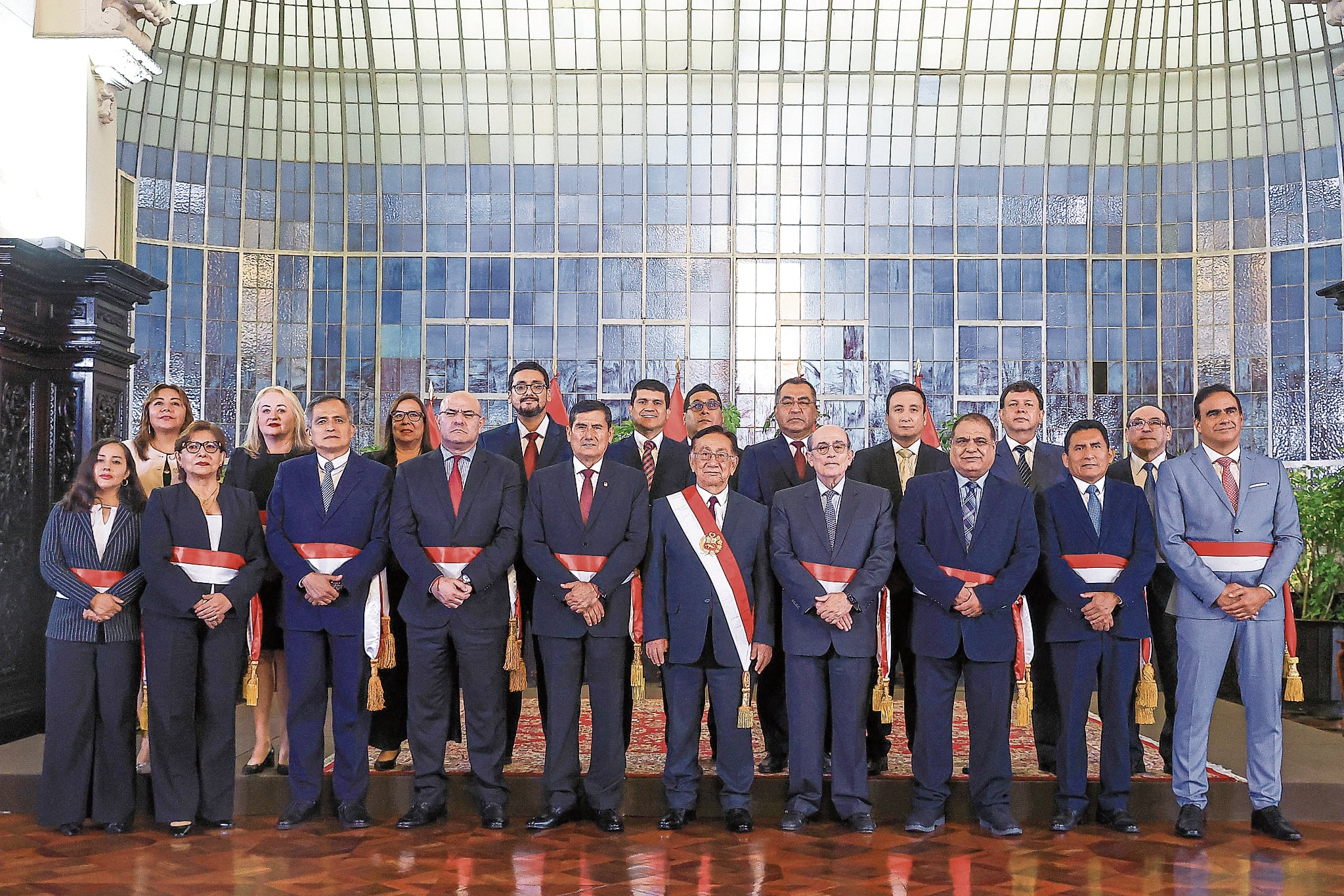 Despelote en el Gabinete: Salen Miralles y 5 ministros.