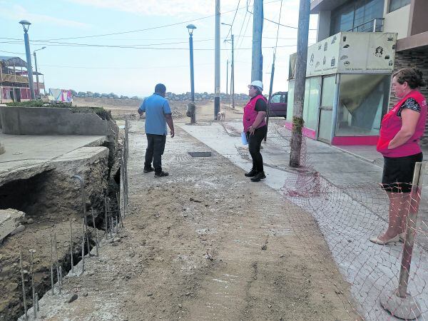 Estructuras con fisuras y desprendimiento de materiales en paseo recreativo.