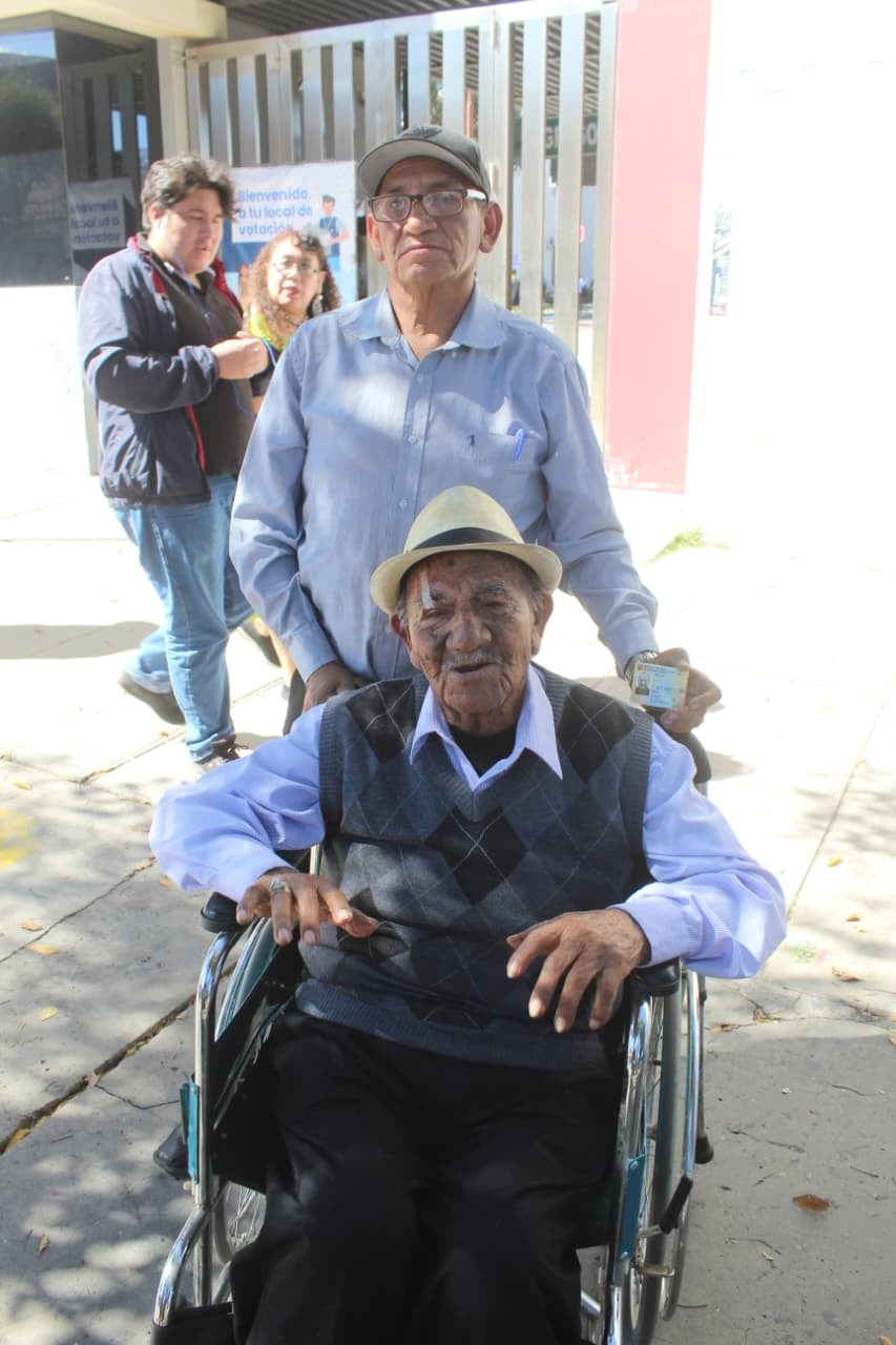 Con 101 años y acompañado de su hijo, dio lección de civismo en Arequipa ((Foto: Álvaro Figueroa/@photo.gec)