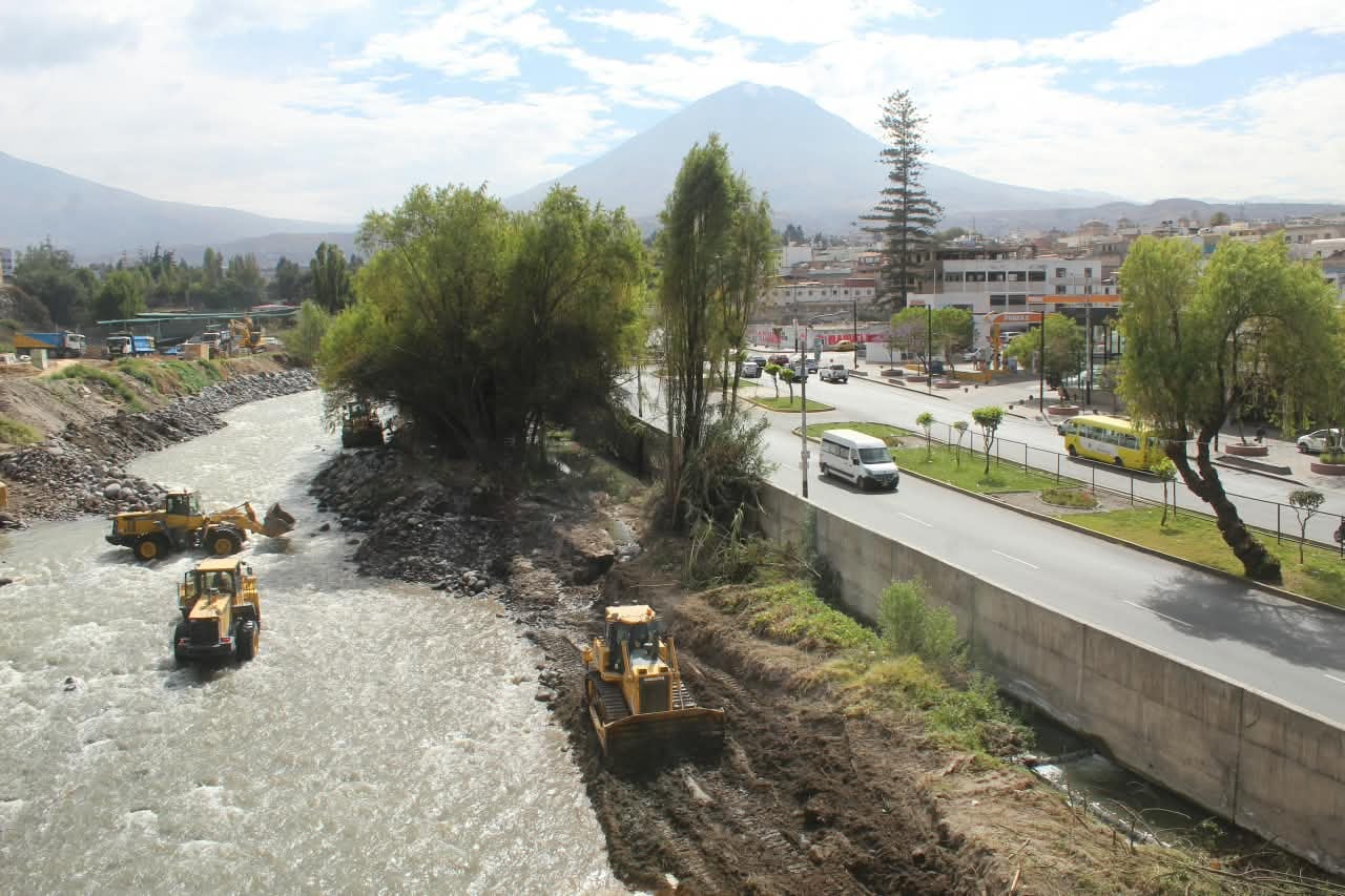 Municipalidad retira árboles durante limpieza del río Chili en Arequipa