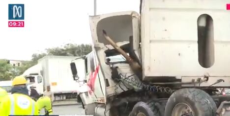 El vehículo destruyó el separador central de la Panamericana Sur y generó tráfico de varios kilómetros en Surco.