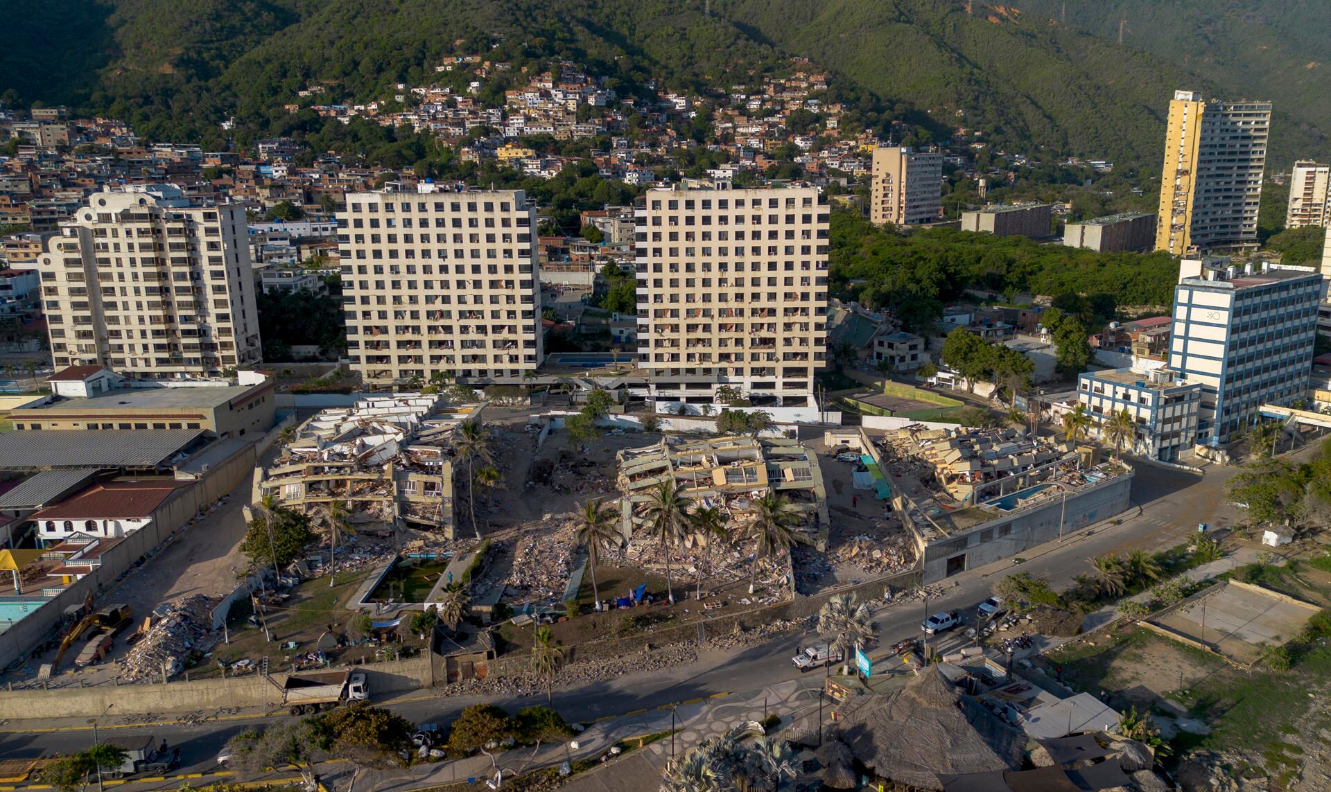 Una zona afectada por los terremotos de magnitud 7,2 y 7,5 en Macuto, estado La Guaira, Venezuela. (EFE / Mauricio Torres).