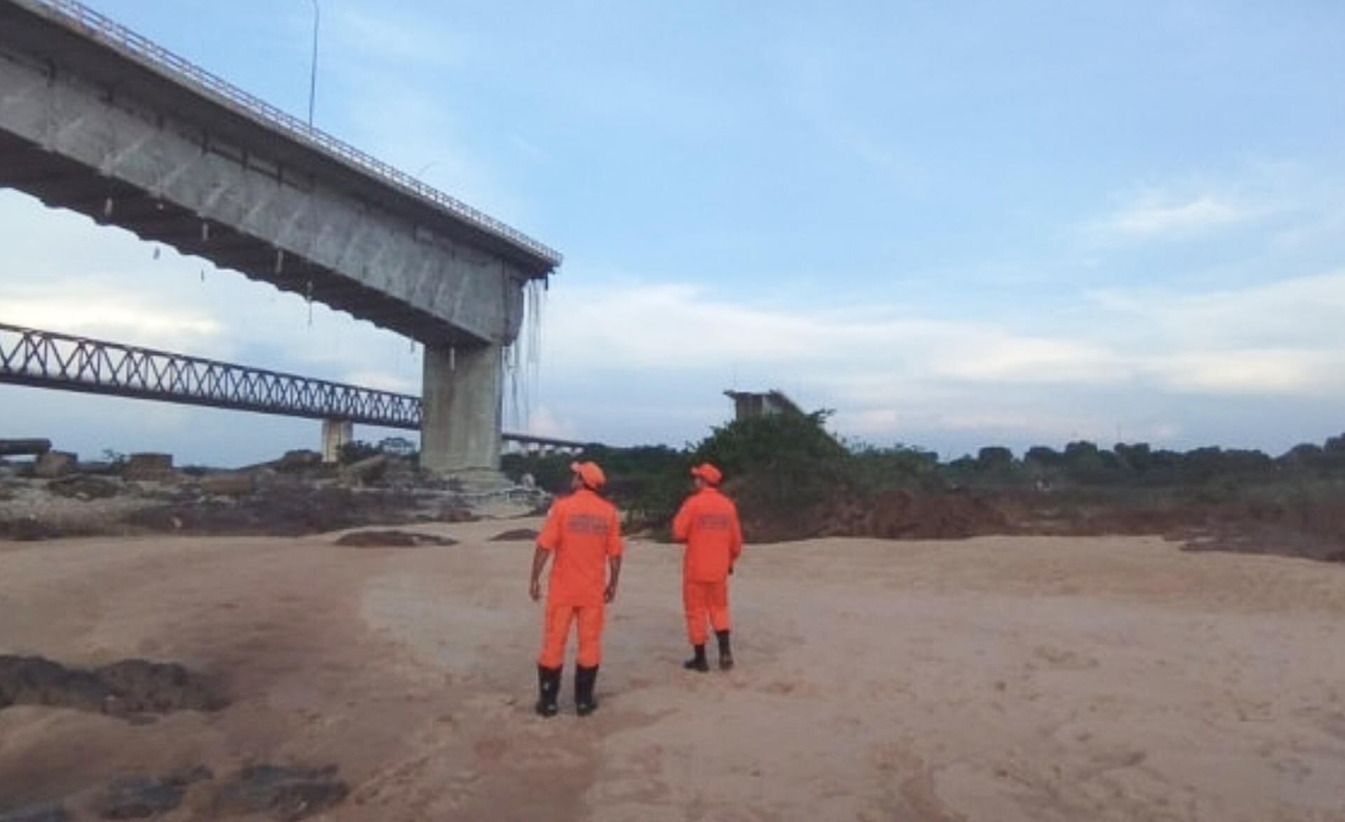 El derrumbe del puente Juscelino Kubitschek deja cuatro muertos, 12 desaparecidos y un grave vertido tóxico en el río Tocantins, mientras las autoridades destinan recursos para la reconstrucción y emiten alertas ambientales en la región. (Foto: EFE)