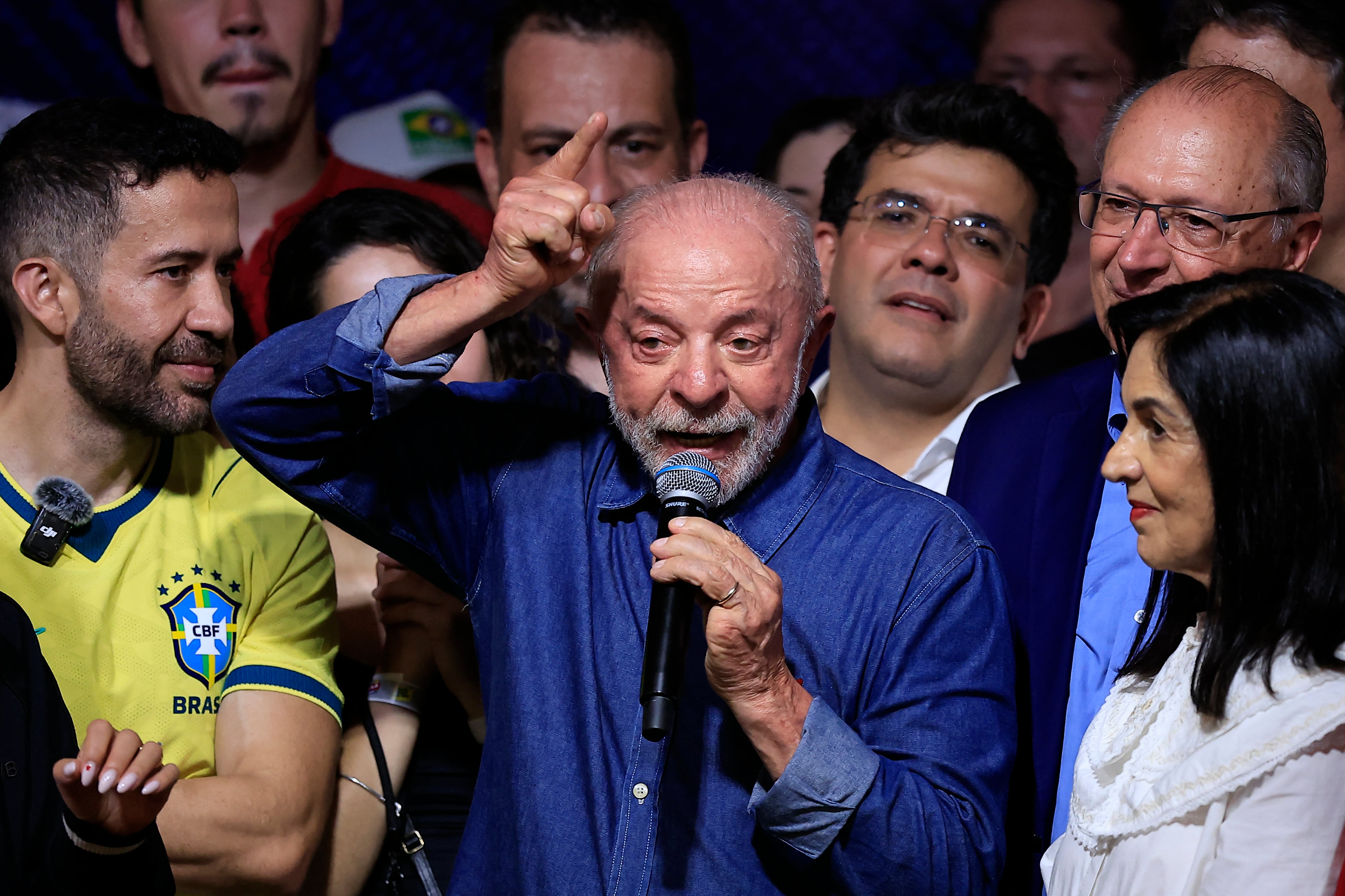 El mandatario brasileño obtuvo un cuarto mandato tras derrotar al senador Flávio Bolsonaro en una ajustada segunda vuelta. Presidentes de izquierda y derecha reconocieron su triunfo, mientras China, España y la Unión Europea expresaron su disposición a fortalecer las relaciones con Brasil. (Foto de Miguel Schincariol / AFP).
