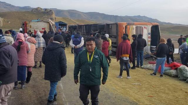 Al menos 2 fallecidos y 40 heridos deja accidente en la carretera Arequipa Puno
