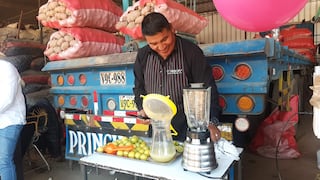 Preparan pisco sour hecho con papa en el mercado Acomare de la ciudad de Arequipa (VIDEO)