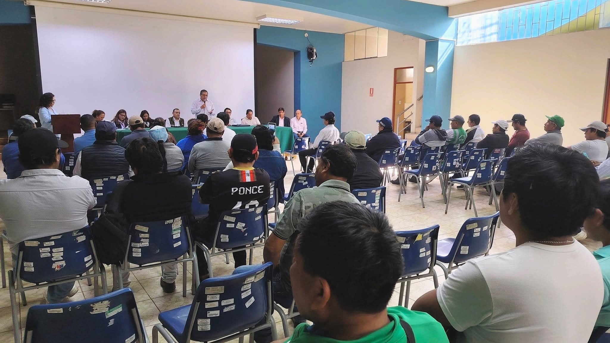 Mesa de trabajo entre funcionarios de PRODUCE con pescadores camaroneros de Cocachacra, en Arequipa. Foto: GEC.