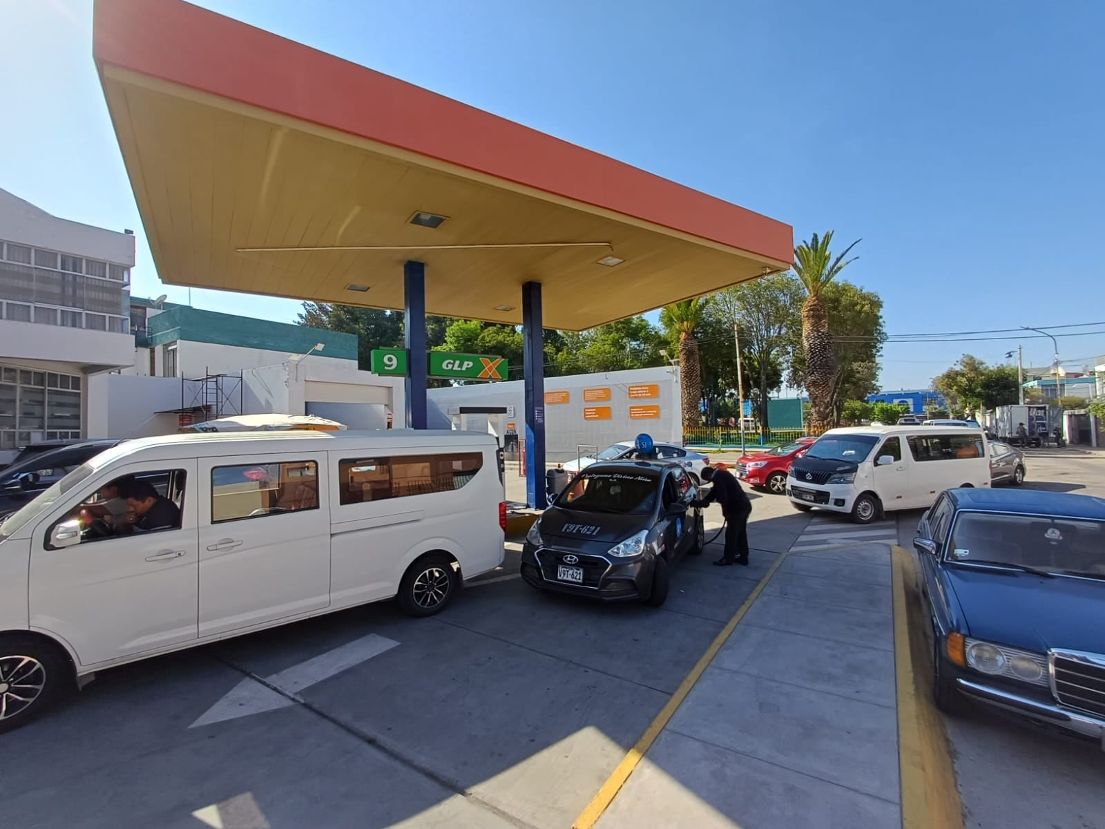 Vehículos forman largas colas para abastecerse de GLP (Foto: Juan Guillermo Mamani/@photo.gec)