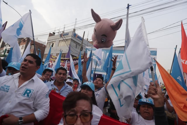 Simpatizantes de partidos llegan a exteriores del Centro de Convenciones por debate presidencial (Foto: Julio Reaño/GEC)