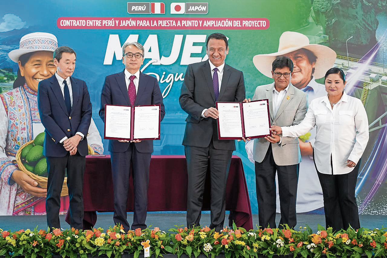 Suscripción del contrato estaba previsto con Dina Boluarte, pero la vacaron. Foto: GEC.