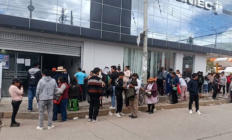 Cientos hacen colas en Reniec de Huancayo y no son atendidos por fallas en el sistema