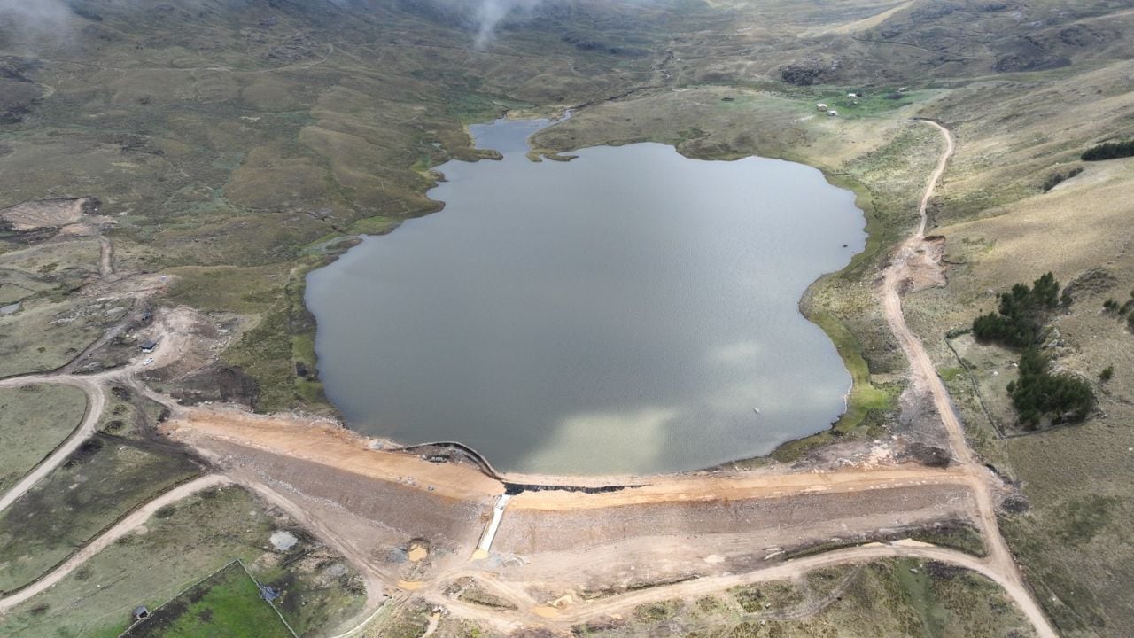 Ambas represas artificiales permitirán almacenar más de 2 millones 500 mil de metros cúbicos de agua e irrigar 1,360 hectáreas agrícolas.