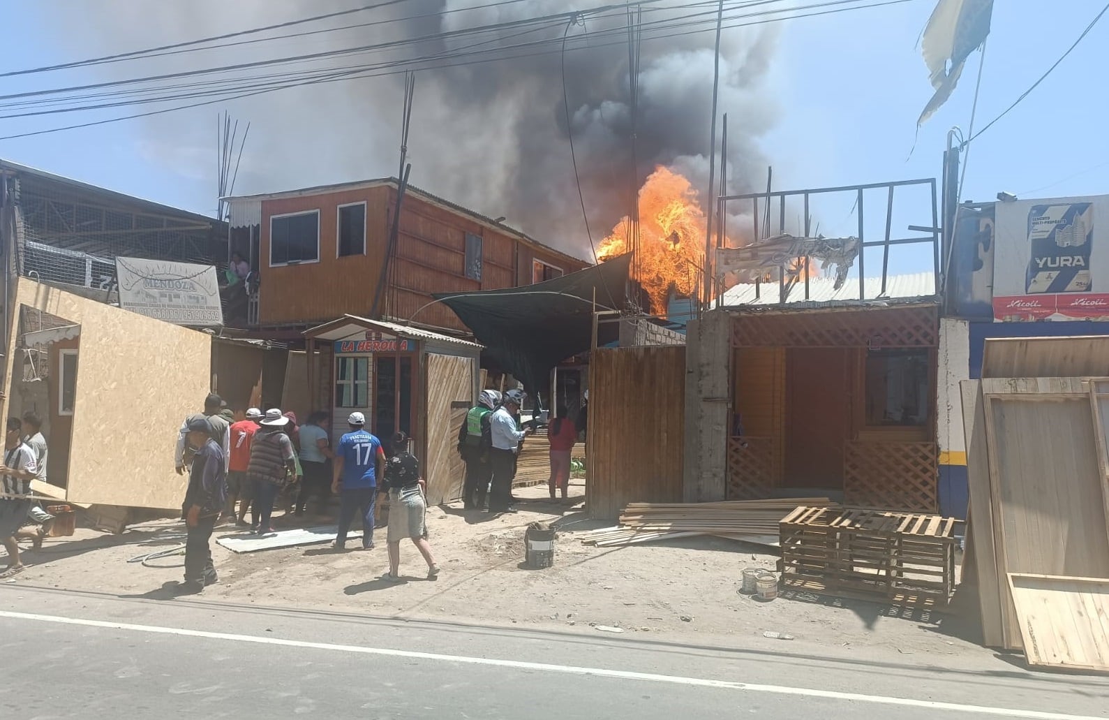 Taller y almacén de casas de madera se incendió en la avenida Jorge Basadre