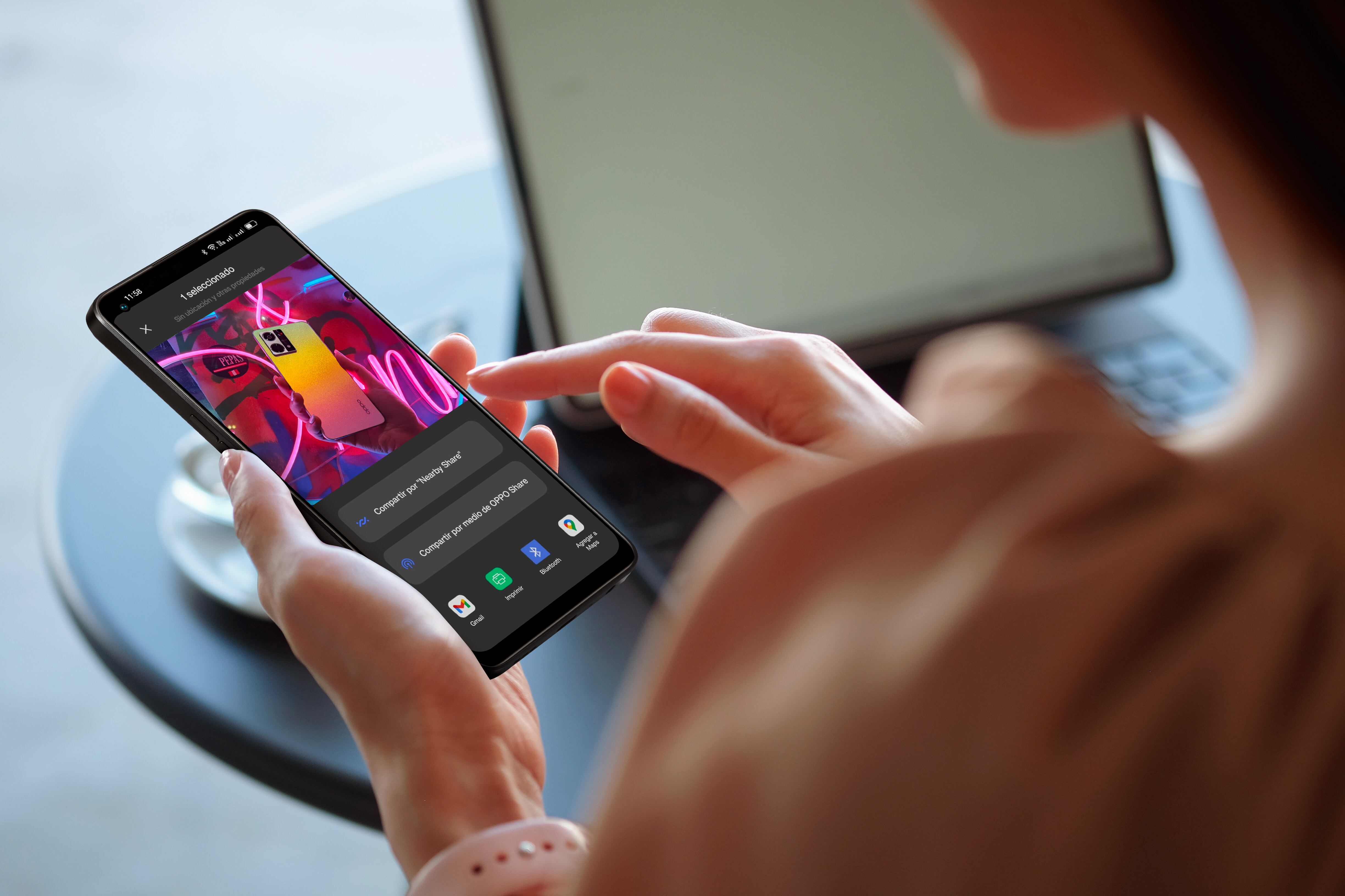 Una manera sencilla de compartir datos de un smartphone a la PC es a través de un cable USB, pero no siempre hay uno disponible.