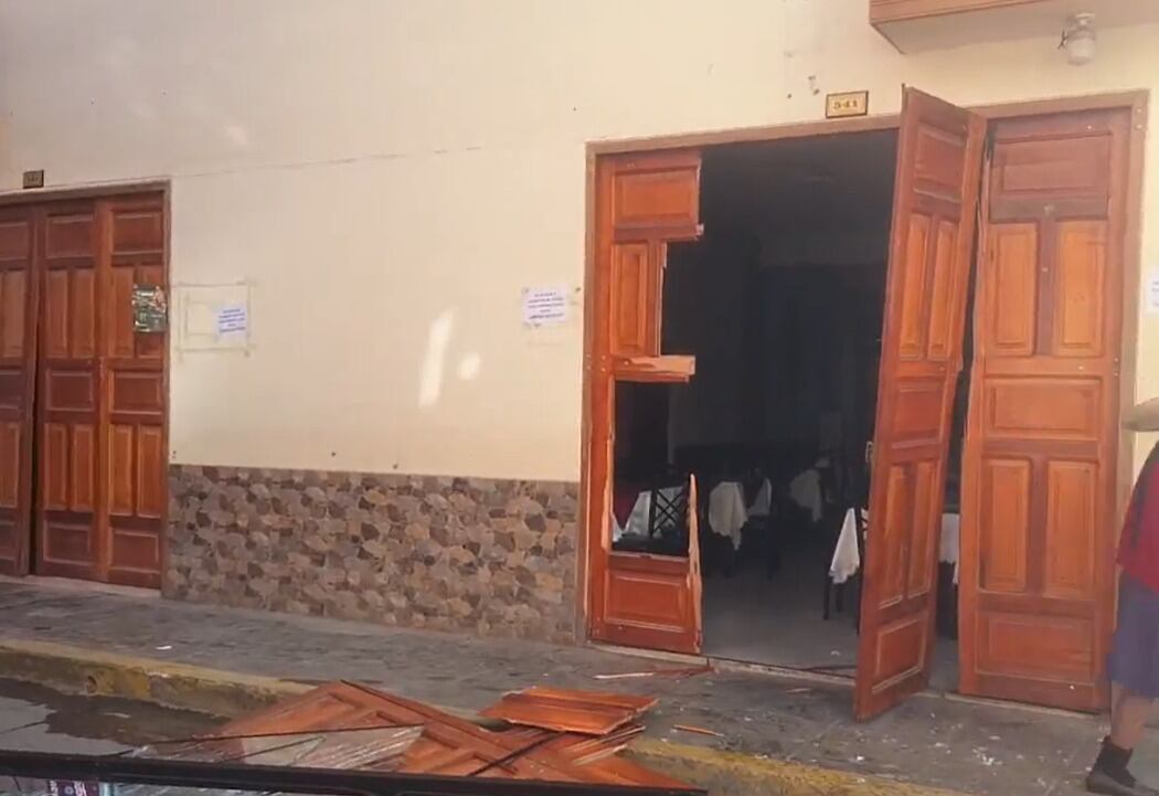 La detonación fue tan fuerte que el portón de madera del local y los vidrios de las ventanas salieron volando. Los heridos han sido evacuados al Hospital Leoncio Prado.
Foto: HCO TV Huamachuco.