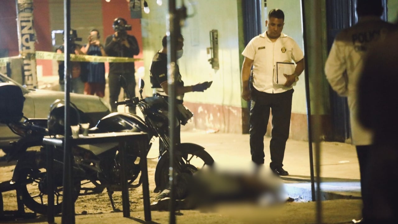 Víctima estaba cenando en un local de comida rápida cuando fue atacado por un sicario a bordo de una motocicleta.