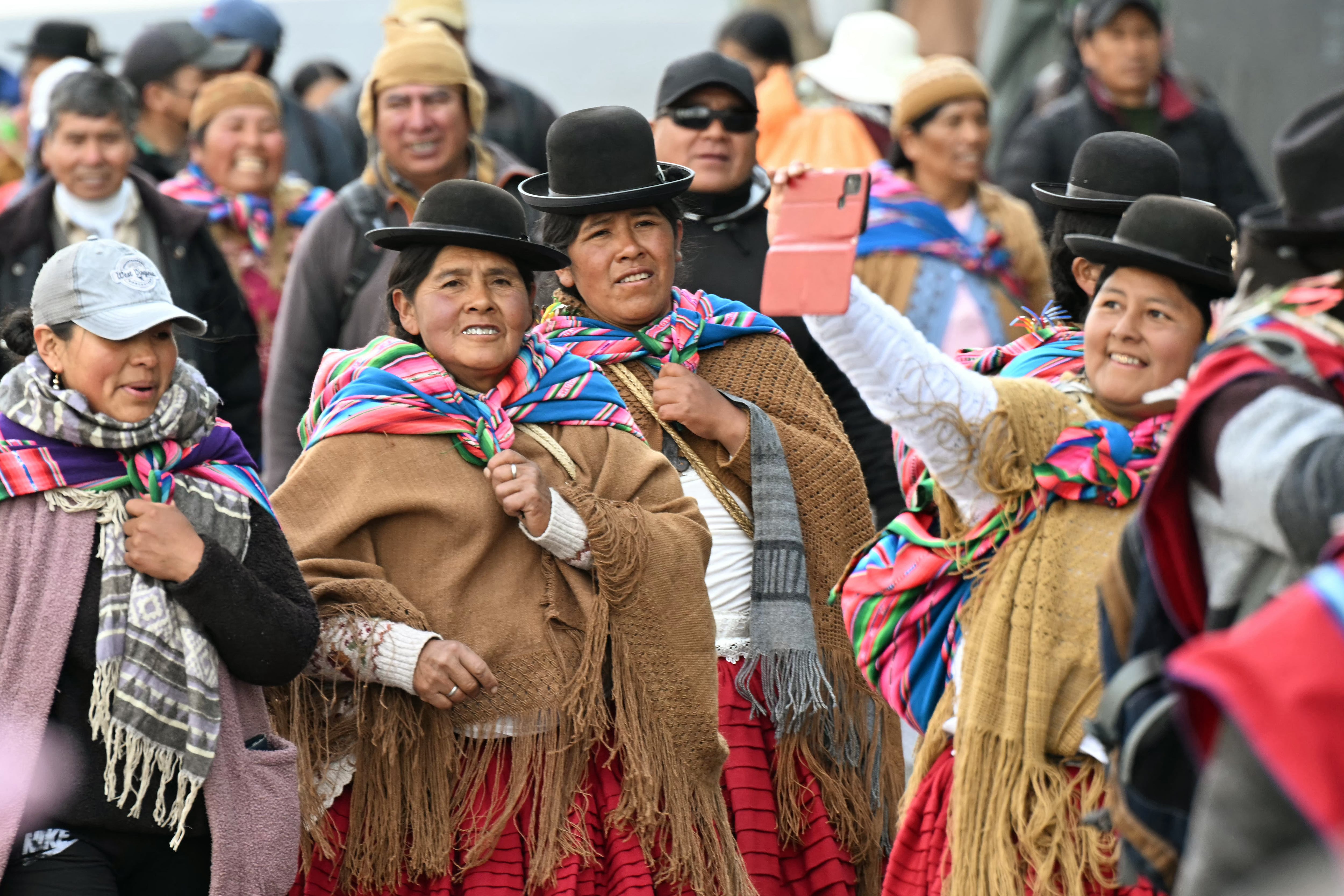 Campesinos, obreros y transportistas rechazan la política económica del gobierno boliviano y exigen aumentos salariales tras semanas de bloqueos y desabastecimiento. (Photo by Marvin RECINOS / AFP)