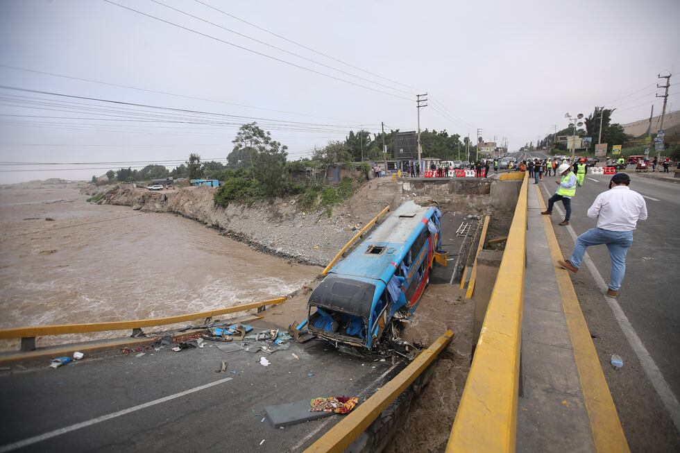 Dos muertos por caída de bus tras colapso del puente Chancay