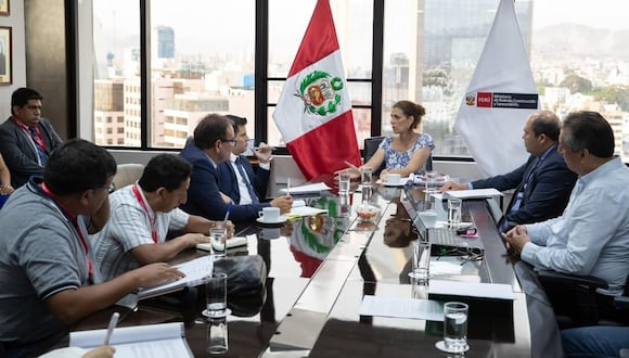 Reunión entre el alcalde de Piura, Gabriel Madrid y la ministra de Vivienda, Hania Pérez en Lima