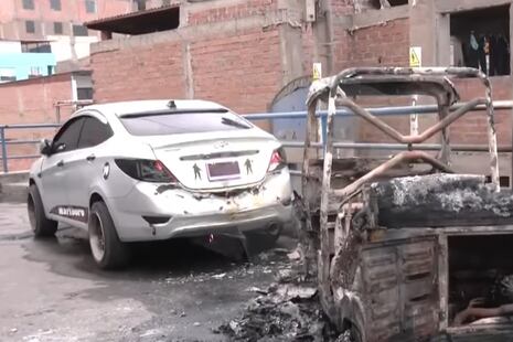 Ventanilla: Delincuentes incendiaron mototaxi en plena vía pública