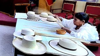 Artesanos enseñan confección del tradicional sombrero de paja toquilla en Piura