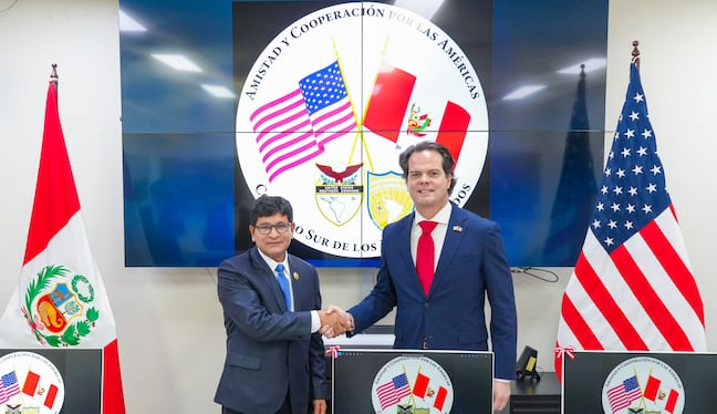 El embajador de Estados Unidos en el Perú, Bernie Navarro donó equipos al COER de Arequipa (Foto: GRA)