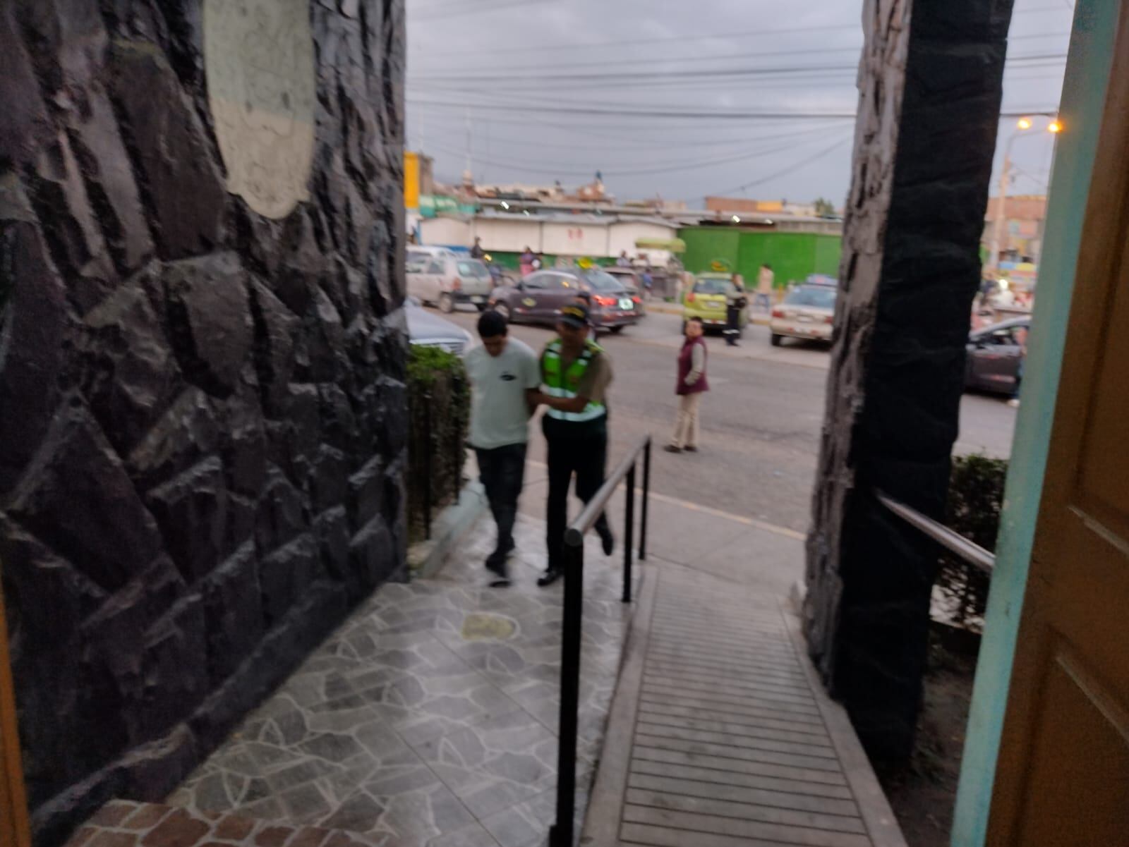 Delincuente fue retenido por los vecinos y capturado por la Policía. (Foto: Difusión)