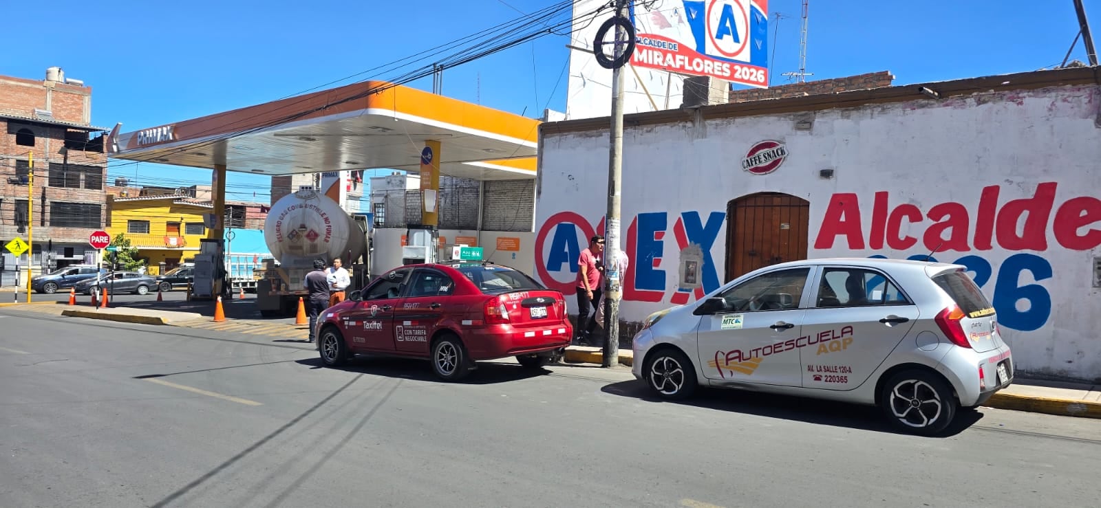Largas colas de vehículos en grifos de Arequipa por bloqueo en la Panamericana Sur tras huaico en el tramo Atico - Ocoña. (Foto: Omar Cruz/@photo.gec)