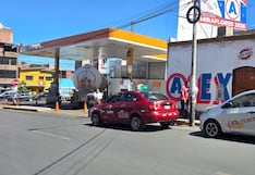 Escasez de GLP: Largas colas de vehículos en grifos de Arequipa por bloqueo en la Panamericana Sur (VIDEO)