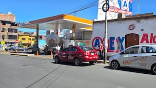 Escasez de GLP: Largas colas de vehículos en grifos de Arequipa por bloqueo en la Panamericana Sur (VIDEO)